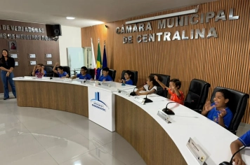 Foto - 06/05/2026 - Alunos da EM Carlos Prates visitam a Câmara