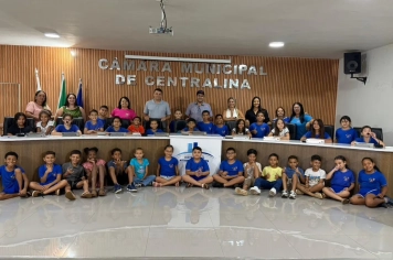 Alunos do 4º ano da Escola Municipal Carlos Prates visitam a Câmara Municipal de Centralina