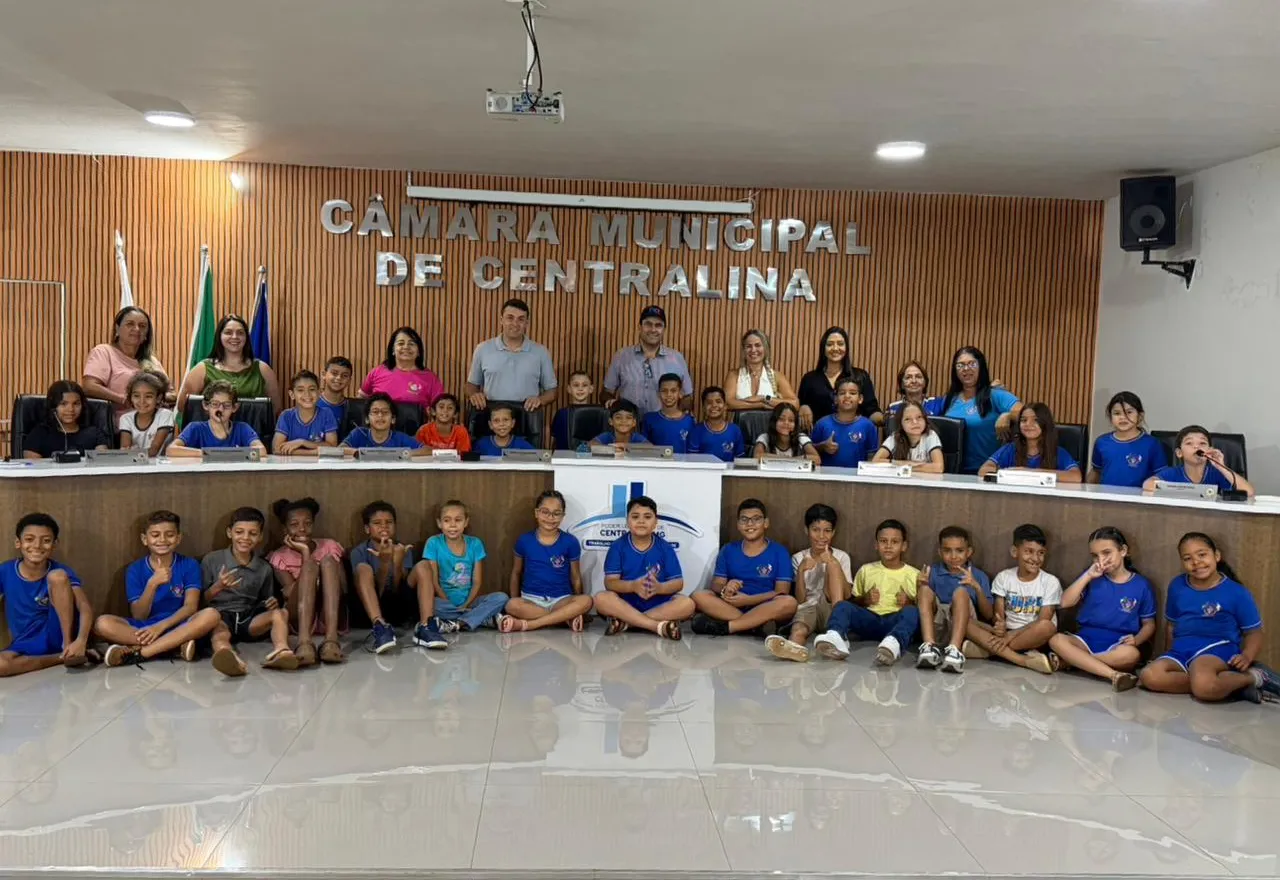 Alunos do 4º ano da Escola Municipal Carlos Prates visitam a Câmara Municipal de Centralina