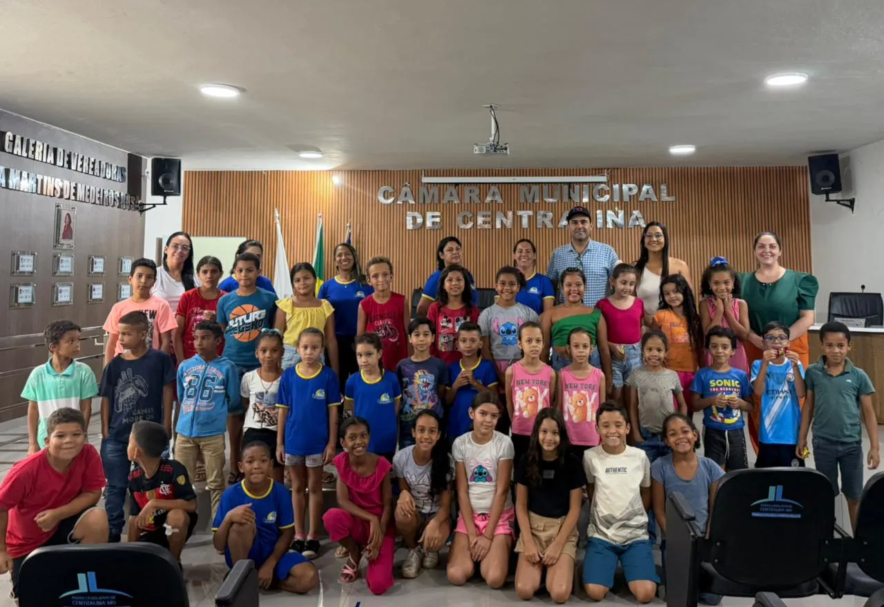 Câmara recebe alunos da Escola São Januário em visita à Casa de Leis